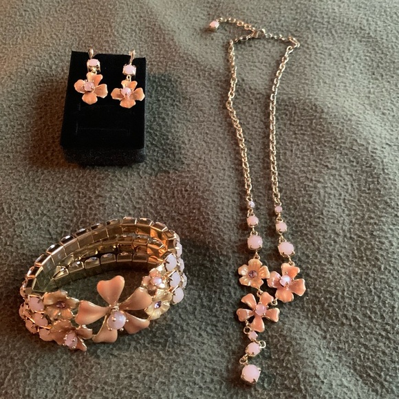 Jewelry - Gorgeous gold, pink and peach necklace, earring and bracelet set.